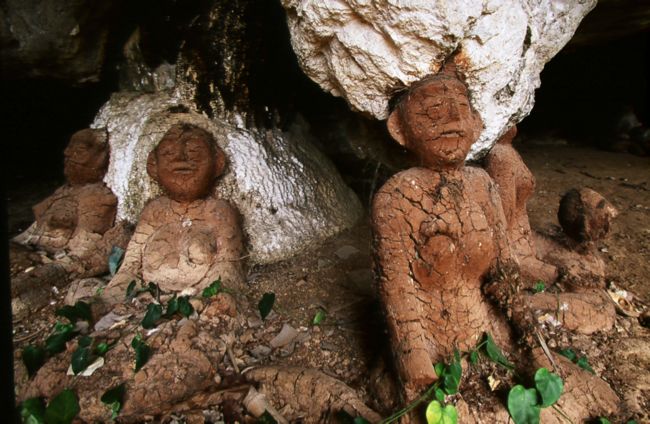 « Gisants aux enfers » dans l'ermitage de Thap Put (province de Phang Nga, Thaïlande du Sud) découvert par Jean Boulbet au début des années 1980. Les statues d'argile sacrées, inspirées des traditions hindouistes et bouddhistes, moulées sur des carcasses de bambou et décorées avec des fibres d'Arenga pour figurer vêtements et cheveux, représentent les enfers où règne Yama (cl. P. Livermore durant le cours d'une mission de P. Le Roux, 2004)