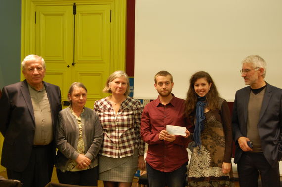 Remise du prix de 10­000­€ à Arthur Cognet (au centre) par Julie Chaizemartin, en présence de Jean-Pierre et Carmen Toussaint, Pascale et Alain Beyrand. Paris, 27 octobre 2017. 