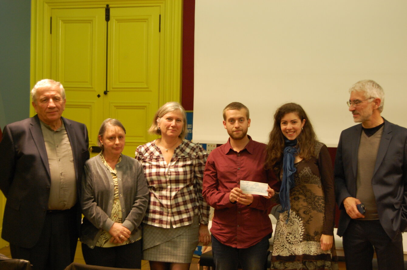 Remise du prix de 10­000­€ à Arthur Cognet (au centre) par Julie Chaizemartin, en présence de Jean-Pierre et Carmen Toussaint, Pascale et Alain Beyrand. Paris, 27 octobre 2017.