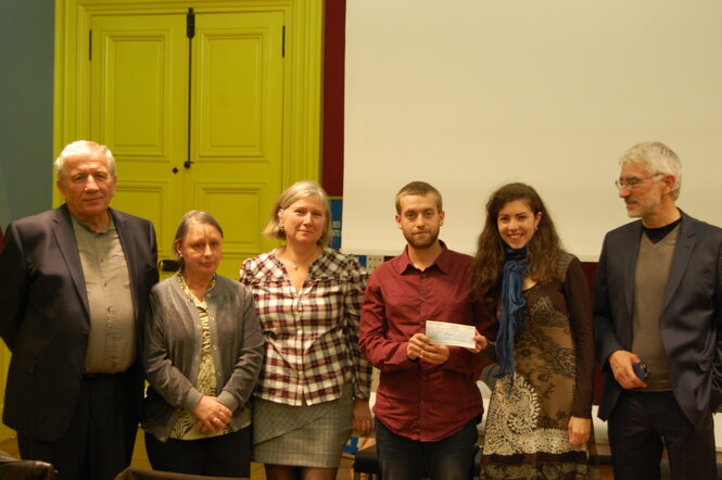 Remise du prix de 10­000­€ à Arthur Cognet (au centre) par Julie Chaizemartin, en présence de Jean-Pierre et Carmen Toussaint, Pascale et Alain Beyrand. Paris, 27 octobre 2017. 