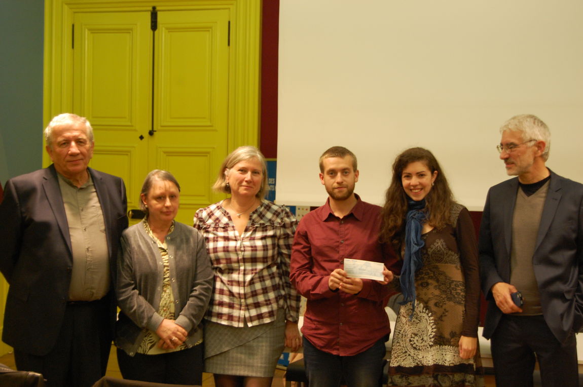 Remise du prix de 10­000­€ à Arthur Cognet (au centre) par Julie Chaizemartin, en présence de Jean-Pierre et Carmen Toussaint, Pascale et Alain Beyrand. Paris, 27 octobre 2017.